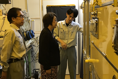 与太田国务大臣就薄膜型钙钛矿太阳能电池的发展进行讨论